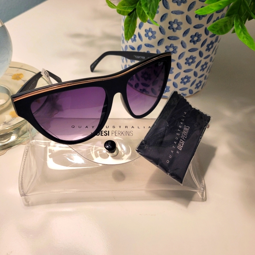 QUAY AUSTRALIA Flight Risk Sunglasses Black/Smoke Sunnies
